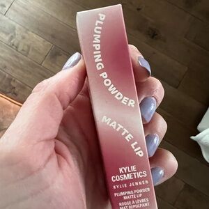 Kylie Cosmetics Plumping Powder Matte Lip in sweet talk